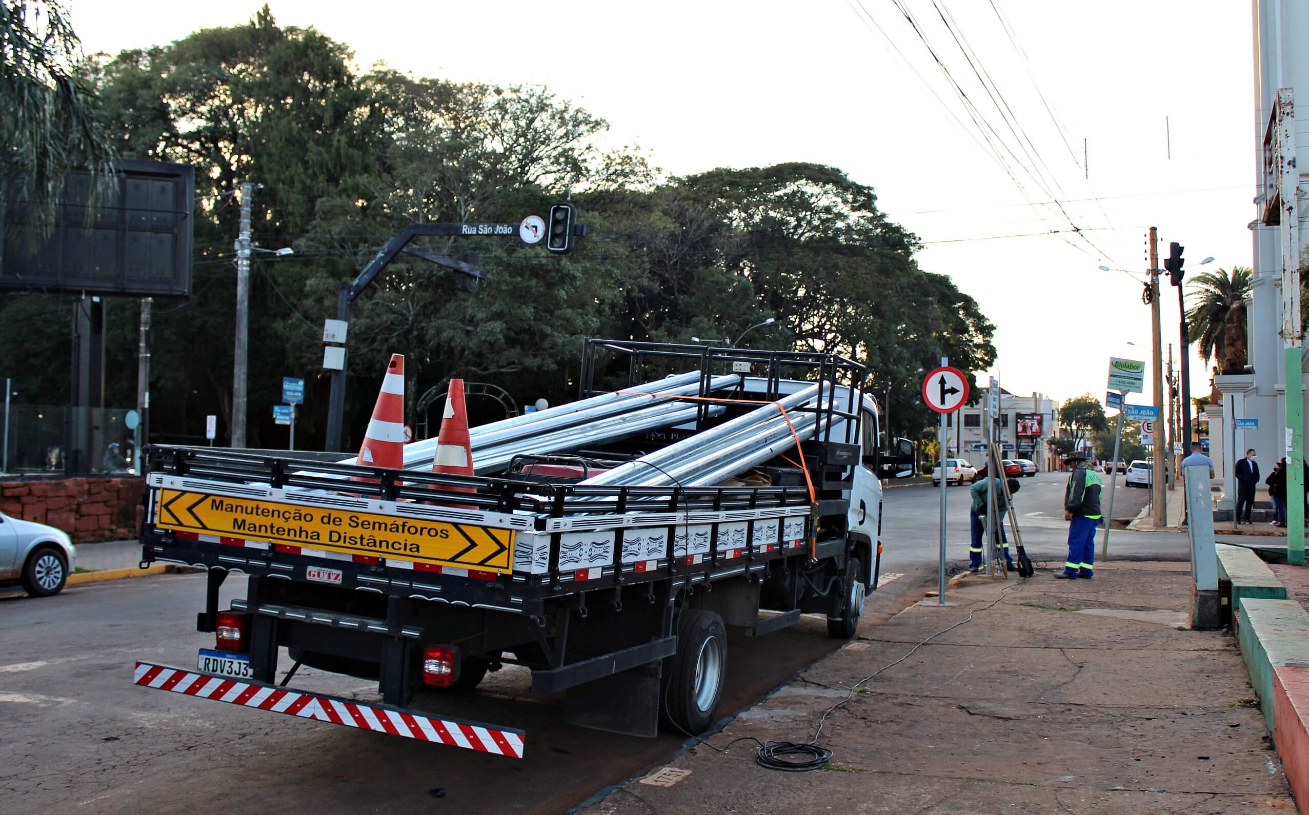 Ruas São João e Venâncio Aires terão trânsito interrompido em meia pista nesta quarta-feira para a instalação dos novos semáforos